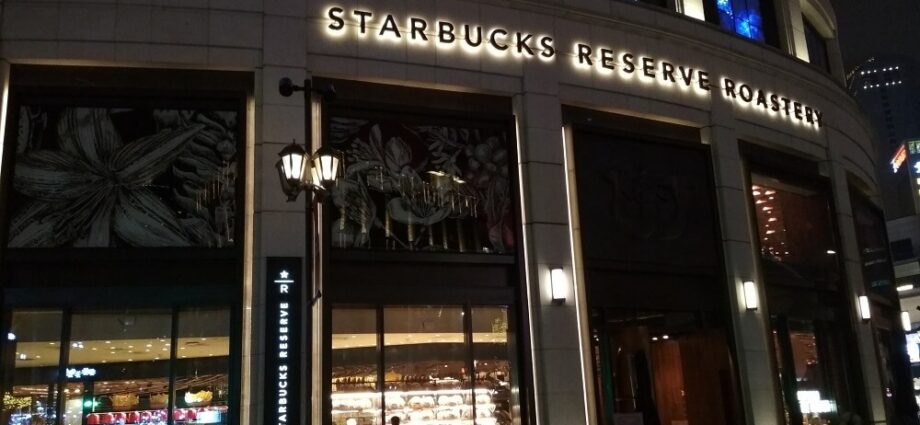 Eingang Starbucks Shanghai