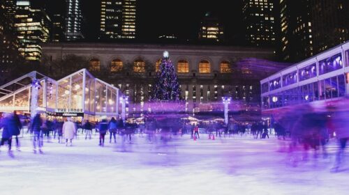 Eisbahn im Winterdorf des Bryant Parks in New York City