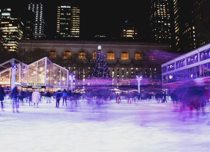 Eisbahn im Winterdorf des Bryant Parks in New York City