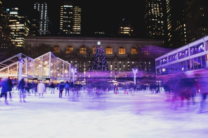 Eisbahn im Winterdorf des Bryant Parks in New York City