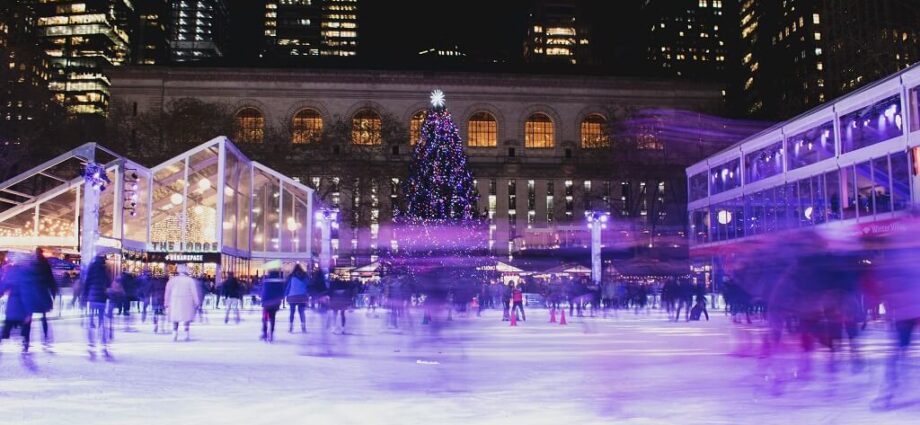 Eisbahn im Winterdorf des Bryant Parks in New York City